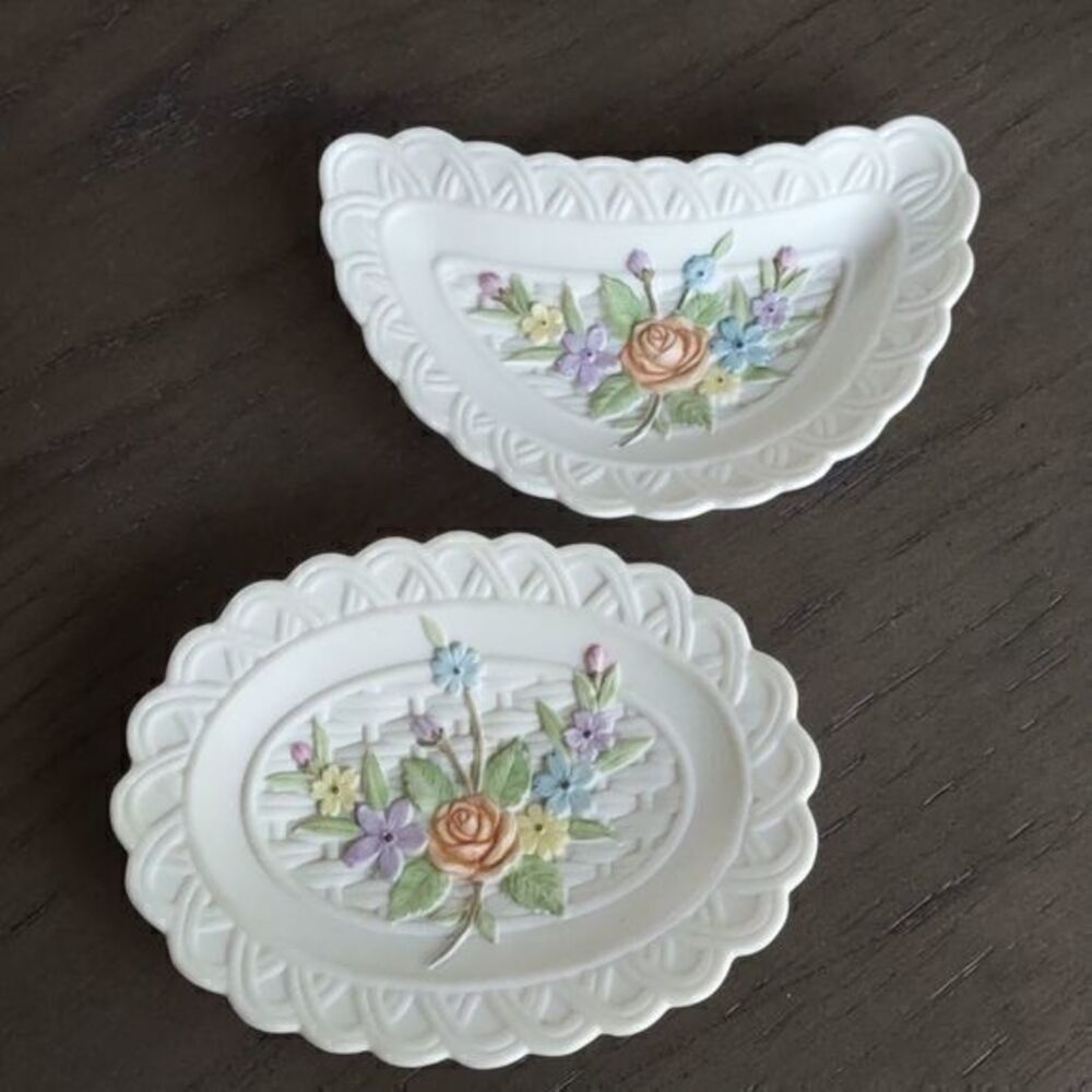 Lefton Antique Ivory Hand Painted Woven Edge Floral Trinket‎ and Soap Dish Set